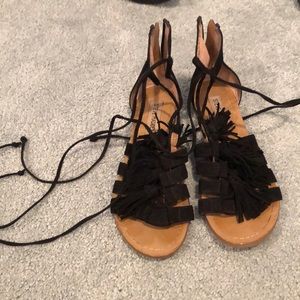 Steve madden black fringe sandals